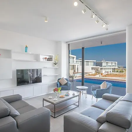 Famagusta Villa Sleeps 11 With Pool And Air Con Famagusta (Northern Cyprus)