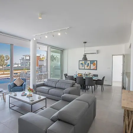 Famagusta Villa Sleeps 11 With Pool And Air Con Villa
